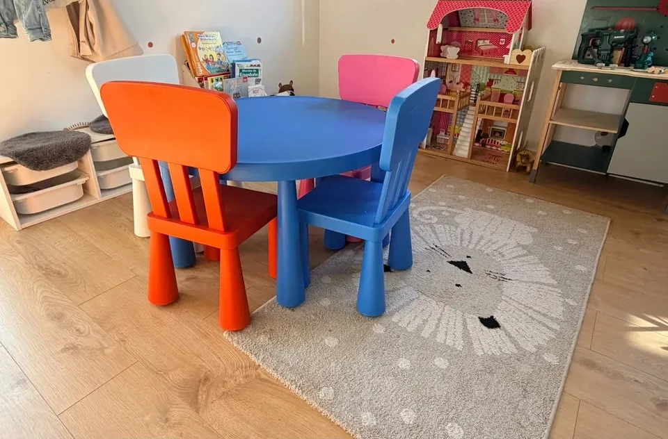 Bunter Kindertisch mit Stühlen und einer Spielecke